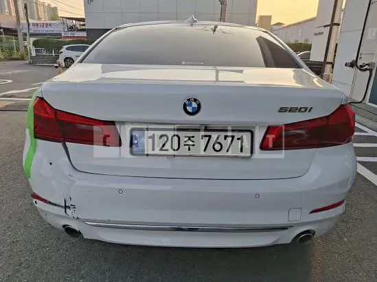 Photo 2 of 11: 2018 BMW 520i — Korean insurance auction
