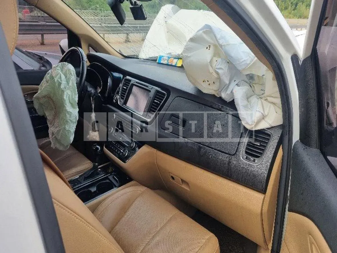 Photo 2 of 5: 2016 Kia Carnival Gasoline — Korean insurance auction
