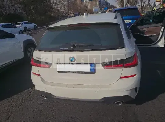 Photo 2 of 9: 2022 BMW 320i Touring, VIN WBA11ED06NFM82645 — Korean insurance auction