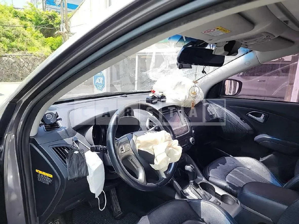 Photo 2 of 10: 2014 Hyundai Tucson, VIN KMHJU81VBFU011982 — Korean insurance auction