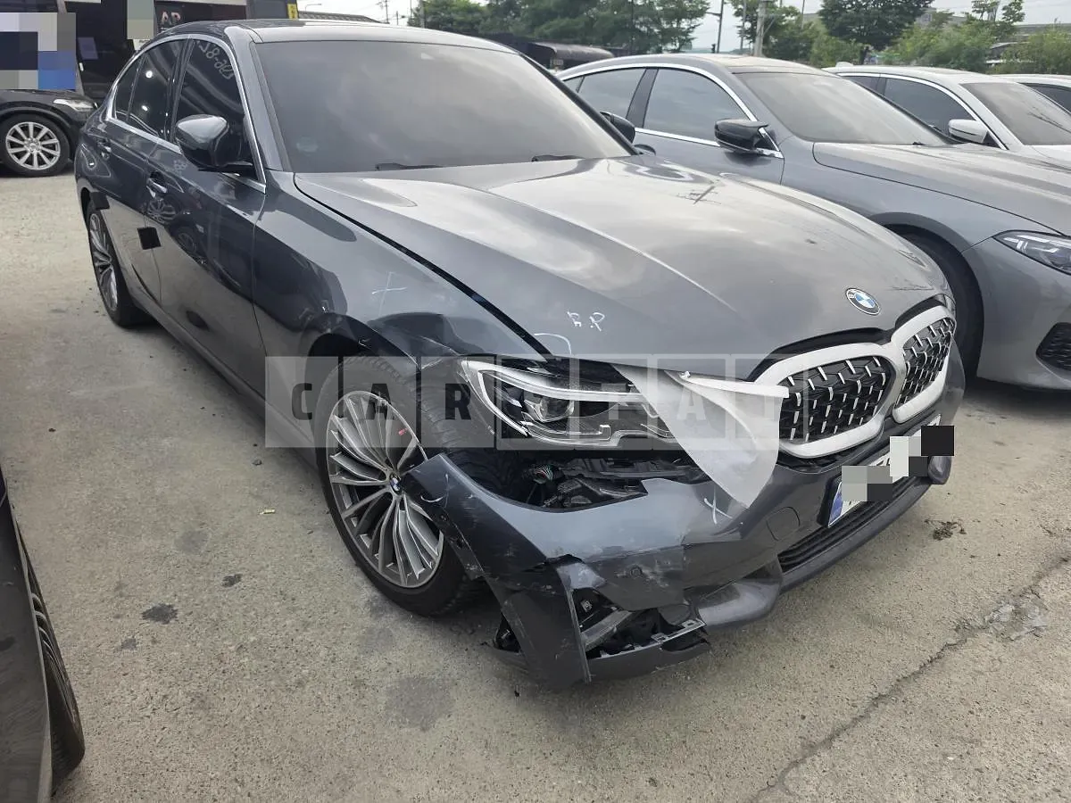 Photo 2 of 4: 2021 BMW 320i — Korean insurance auction