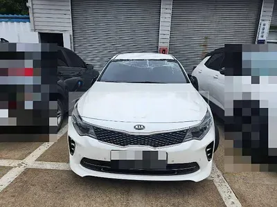Photo 1 of 10: 2017 Kia K5, VIN KNAGT411BJA220203 — Korean insurance auction