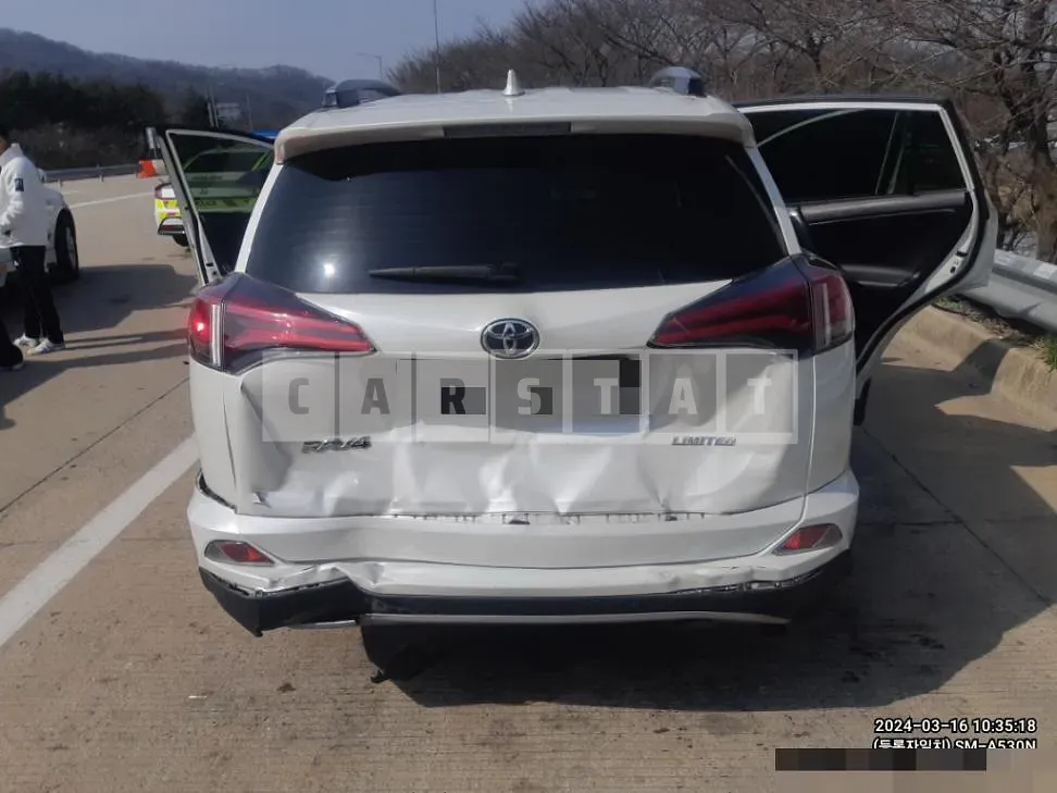 Photo 2 of 40: 2017 Toyota RAV4, VIN JTMYFREV6JD111012 — Korean insurance auction