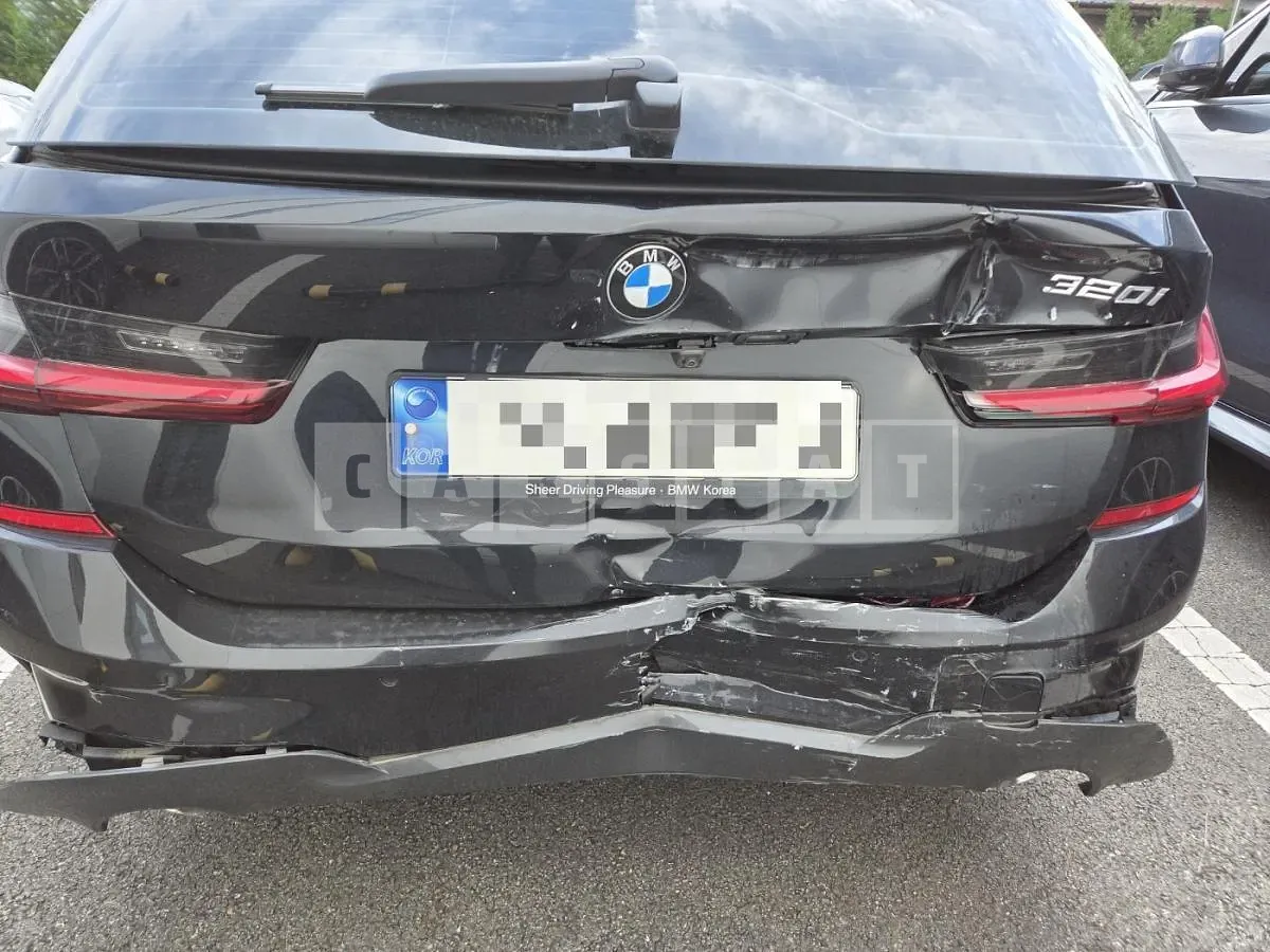 Photo 2 of 6: 2022 BMW 320i Touring — Korean insurance auction