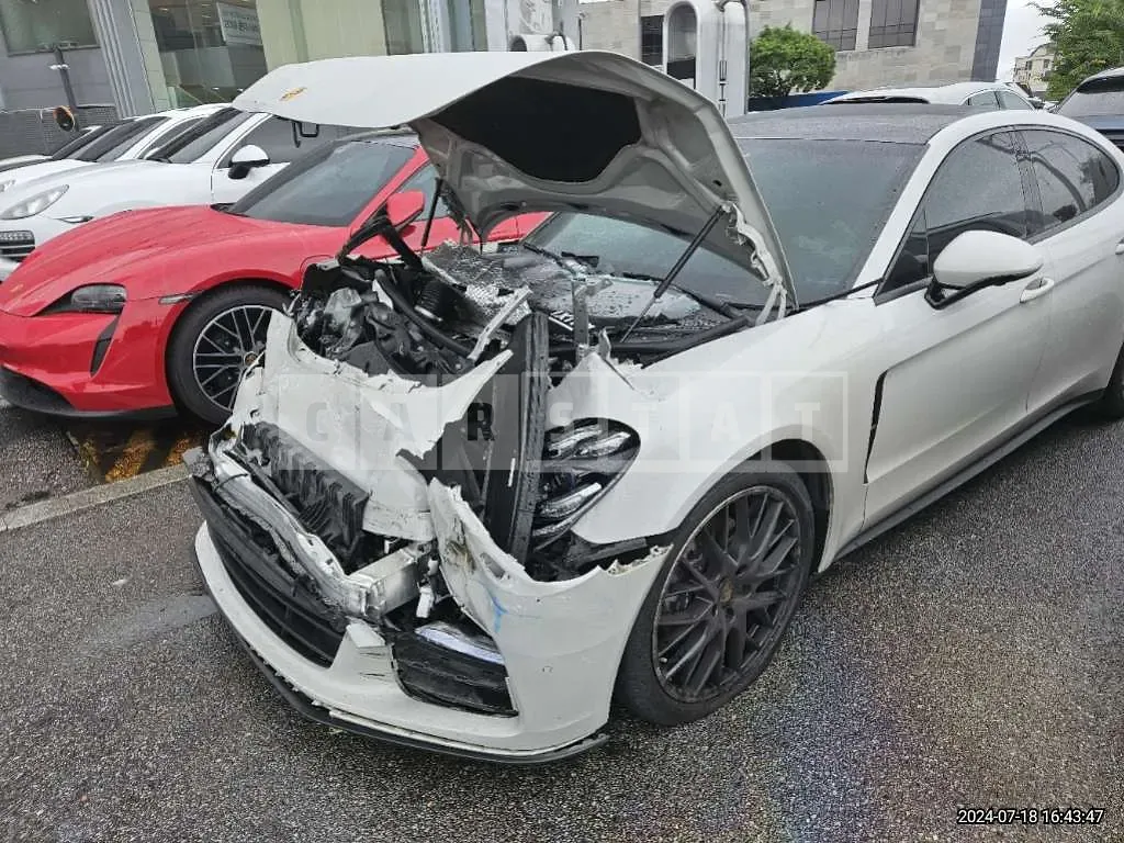 Photo 2 of 48: 2020 Porsche Panamera 4 — Korean insurance auction