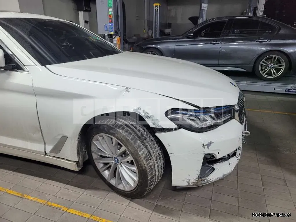 Photo 2 of 24: 2022 BMW 530e, VIN WBA51AG09NCJ23572 — Korean insurance auction