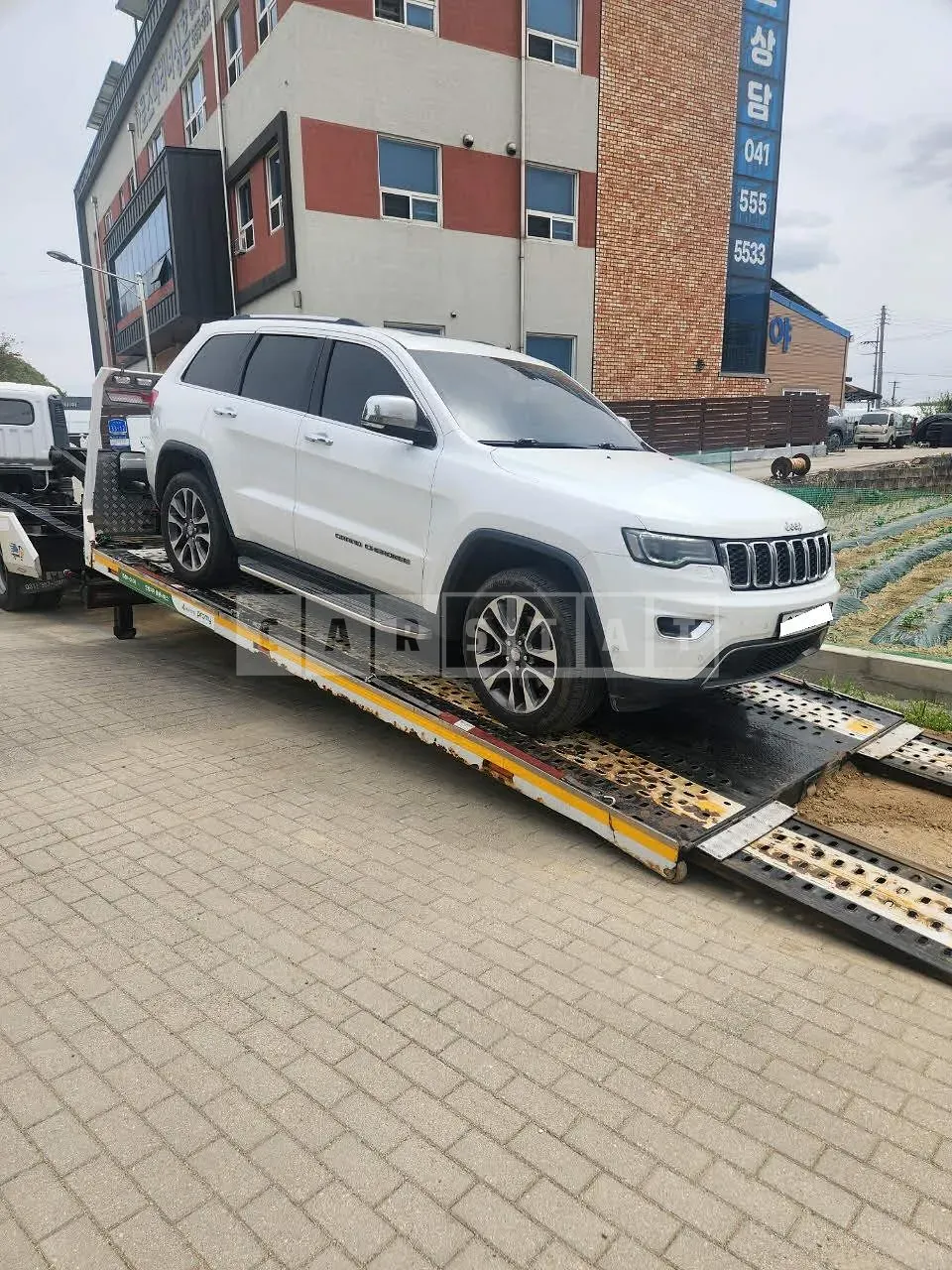 Photo 2 of 12: 2017 Jeep Grand Cherokee, VIN 1C4RJFBG6JC163771 — Korean insurance auction