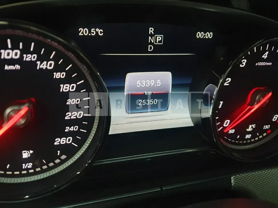 Photo 2 of 9: 2018 Mercedes-Benz E200, VIN WDDZF4CB9JA456798 — Korean insurance auction