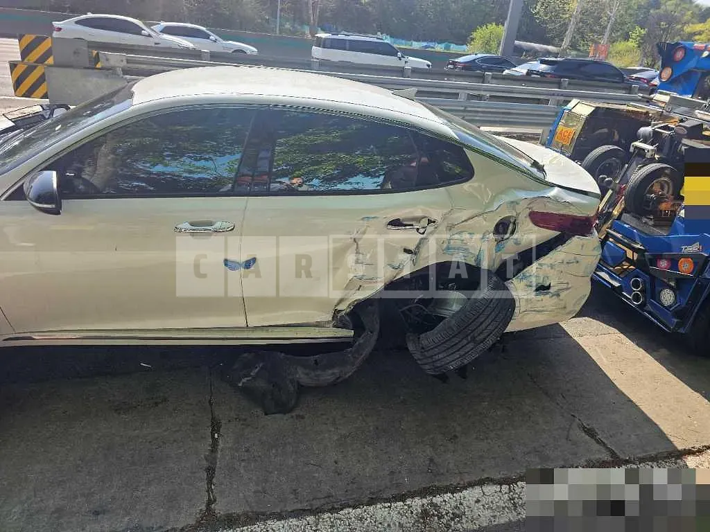 Photo 2 of 3: 2016 Kia K5 — Korean insurance auction