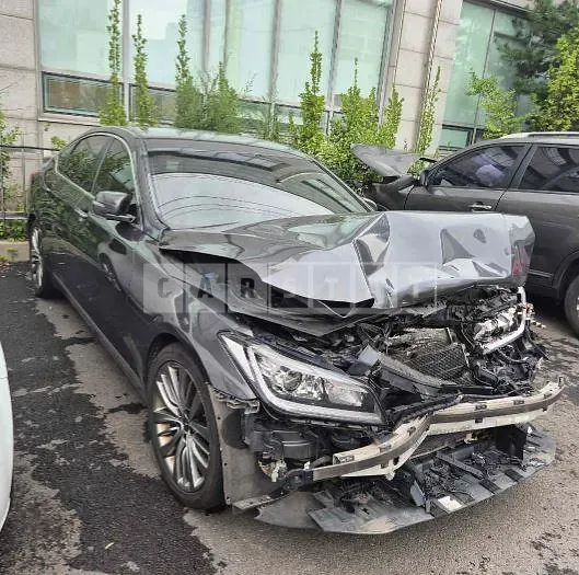 Photo 2 of 38: 2017 Hyundai Genesis G80, VIN KMHGM41DBHU213494 — Korean insurance auction