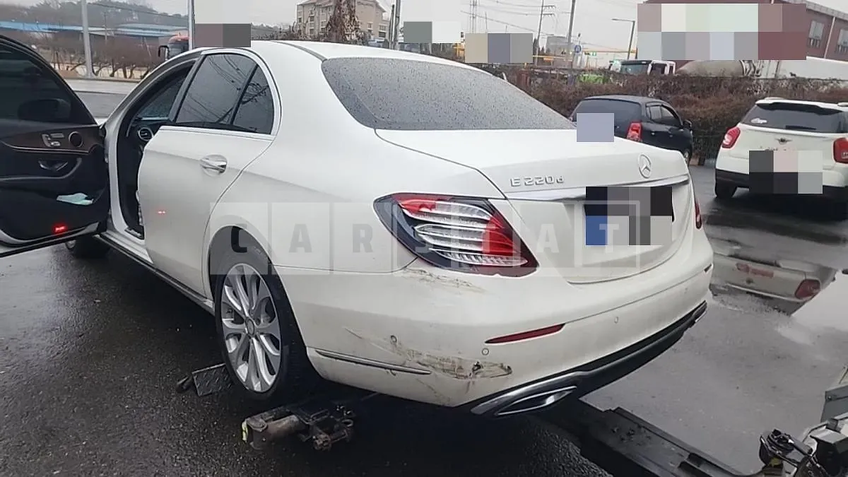 Photo 2 of 8: 2016 Mercedes-Benz E220 d, VIN WDDZF0EB8HA094348 — Korean insurance auction