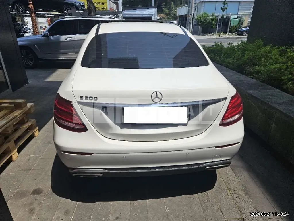 Photo 2 of 9: 2018 Mercedes-Benz E 200 — Korean insurance auction