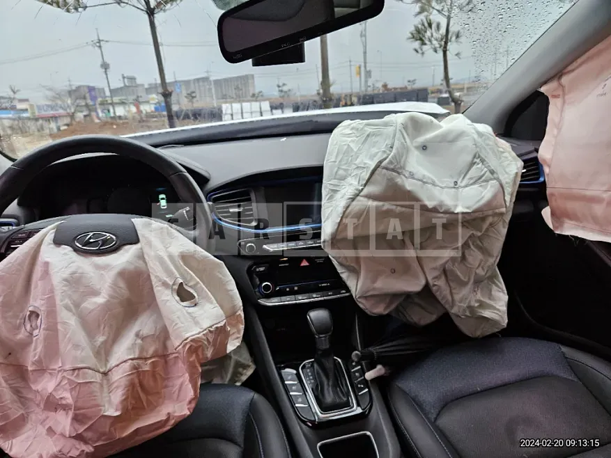 Photo 2 of 26: 2017 Hyundai IONIQ Hybrid, VIN KMHC051CGHU022551 — Korean insurance auction
