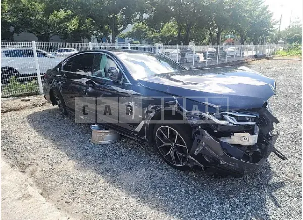 Photo 2 of 21: 2022 BMW 530i — Korean insurance auction