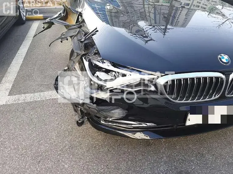 Photo 2 of 25: 2018 BMW 530i, VIN WBAJD310XJWC97852 — Korean insurance auction