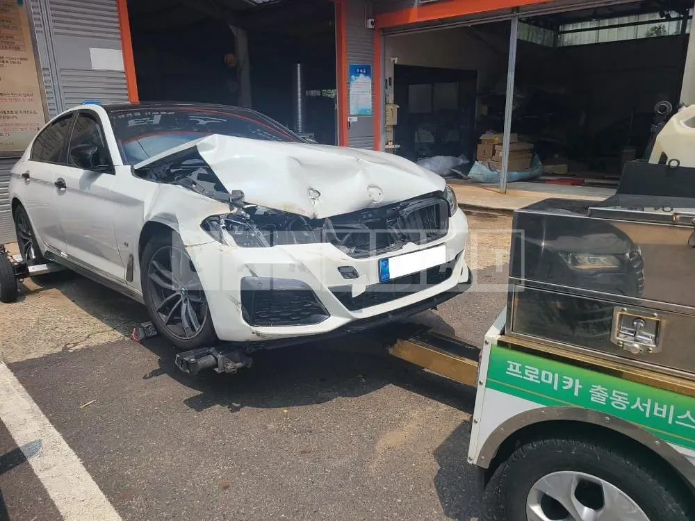 Photo 2 of 17: 2022 BMW 520i, VIN WBA11BH08NWX49258 — Korean insurance auction