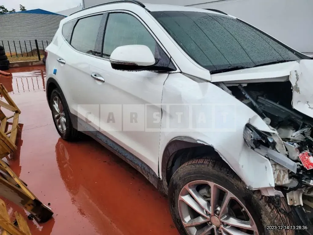 Photo 2 of 15: 2016 Hyundai Santa Fe, VIN KMHSW81UBGU649083 — Korean insurance auction