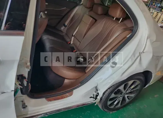 Photo 2 of 9: 2018 Mercedes-Benz E300 4Matic, VIN WDDZF4KB2JA371447 — Korean insurance auction