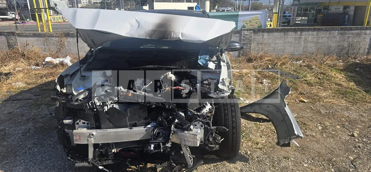 Photo 2 of 10: 2019 Hyundai Kona Electric, VIN KMHK381GFKU024918 — Korean insurance auction