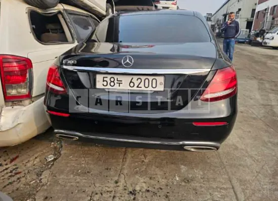 Photo 2 of 7: 2018 Mercedes-Benz E 300, VIN WDDZF4JB9JA301879 — Korean insurance auction