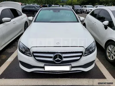 Photo 1 of 13: 2017 Mercedes-Benz E 300, VIN WDDZF4JB3HA068138 — Korean insurance auction