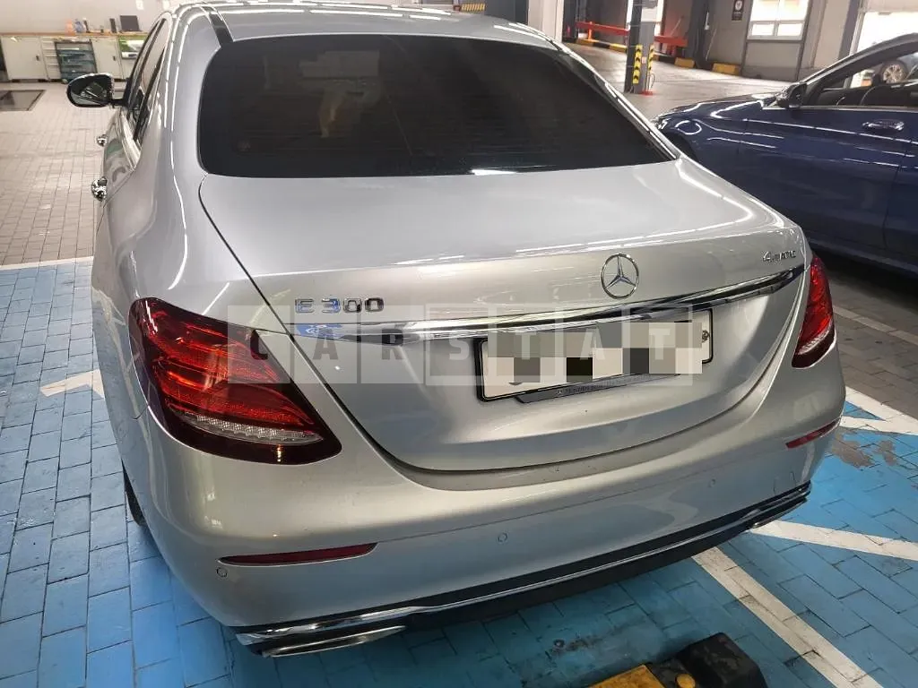 Photo 2 of 40: 2018 Mercedes-Benz E300, VIN WDDZF4JB6KA518310 — Korean insurance auction