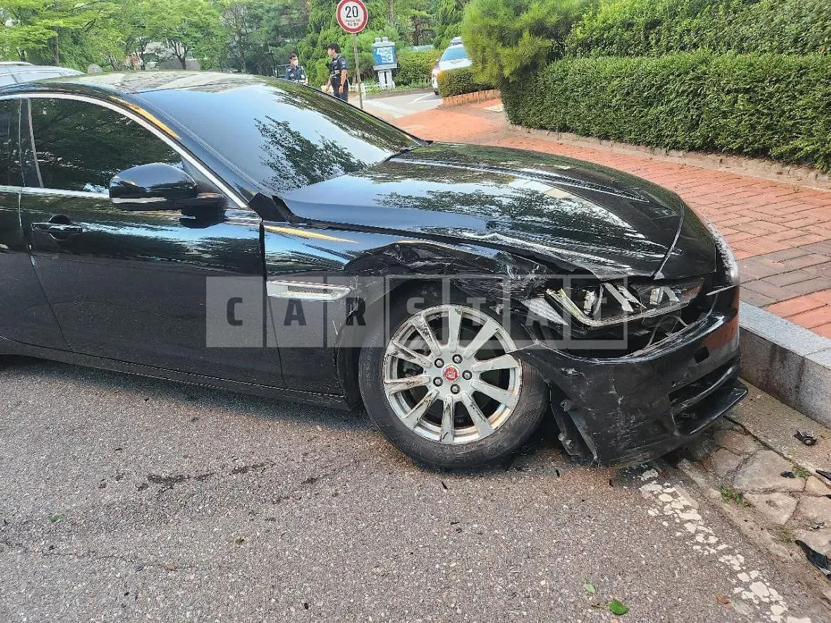 Photo 2 of 7: 2015 Jaguar XE 2.0d — Korean insurance auction
