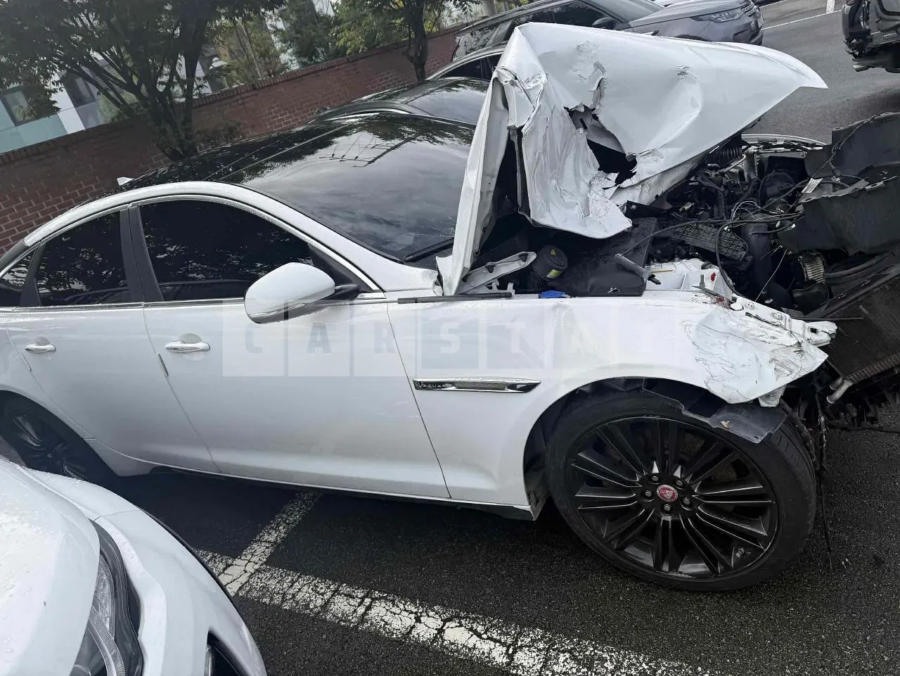 Photo 2 of 19: 2015 Jaguar XJ 3.0d, VIN SAJAA1225FNV86343 — Korean insurance auction