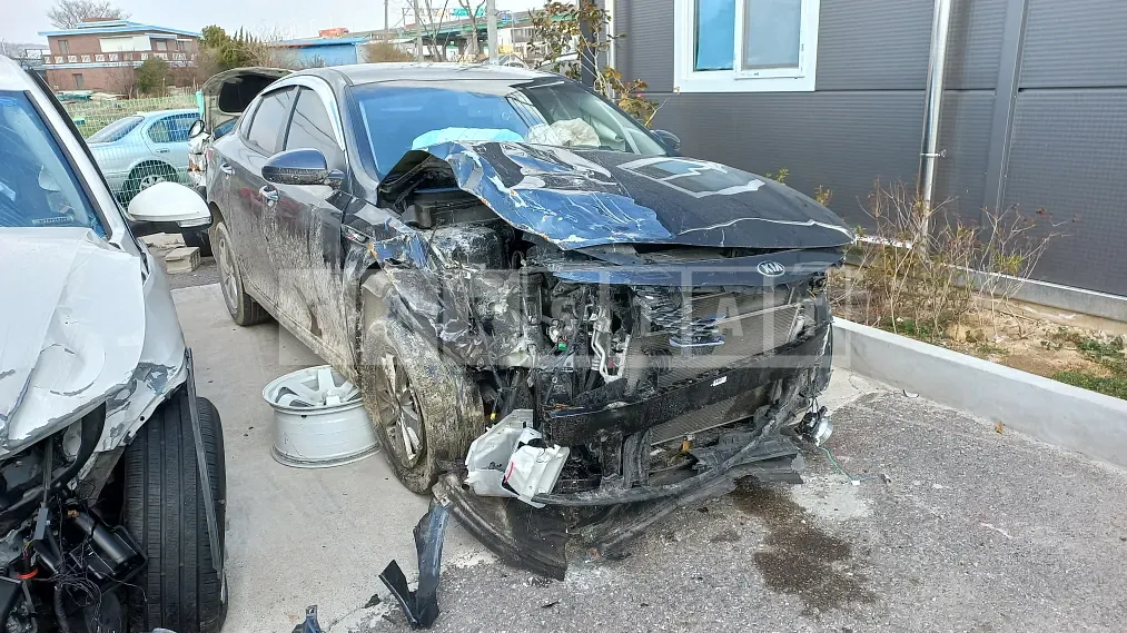 Photo 2 of 2: 2017 Kia K5, VIN KNAGS411BHA164153 — Korean insurance auction