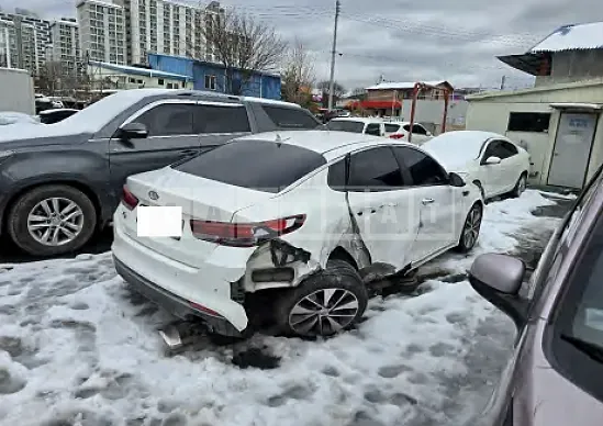 Photo 2 of 6: 2017 Kia K5 — Korean insurance auction