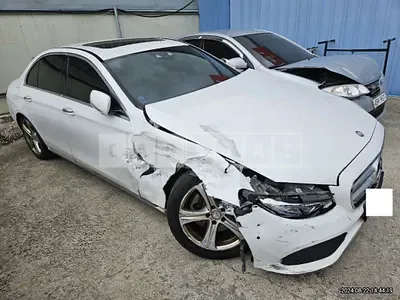 Photo 1 of 17: 2017 Mercedes-Benz E220d — Korean insurance auction