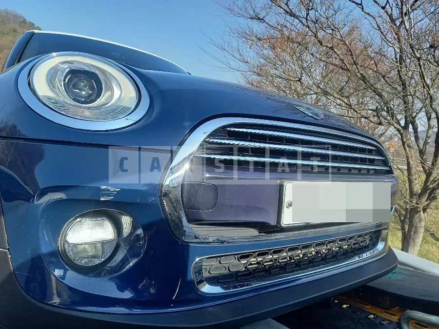 Photo 2 of 5: 2017 MINI Cooper Five-Door, VIN WMWXU1102H2G05600 — Korean insurance auction