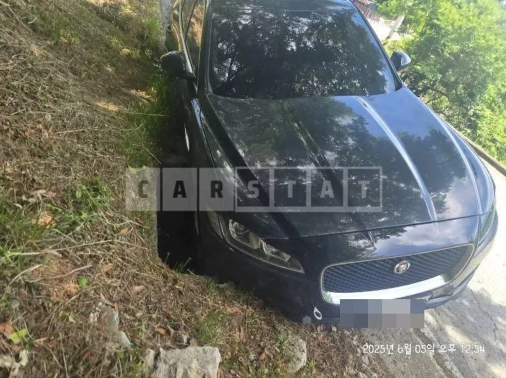 Photo 2 of 15: 2018 Jaguar F-Pace 20d — Korean insurance auction