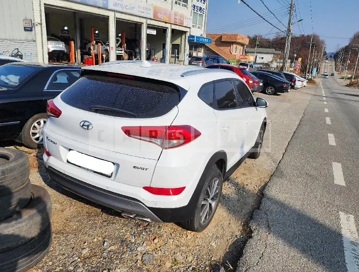 Photo 2 of 7: 2017 Hyundai Tucson, VIN KMHJ381ABHU435648 — Korean insurance auction