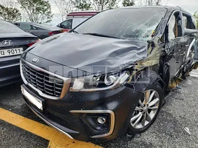 Photo 1 of 17: 2018 Kia Carnival, VIN KNAMC81ABKS476904 — Korean insurance auction
