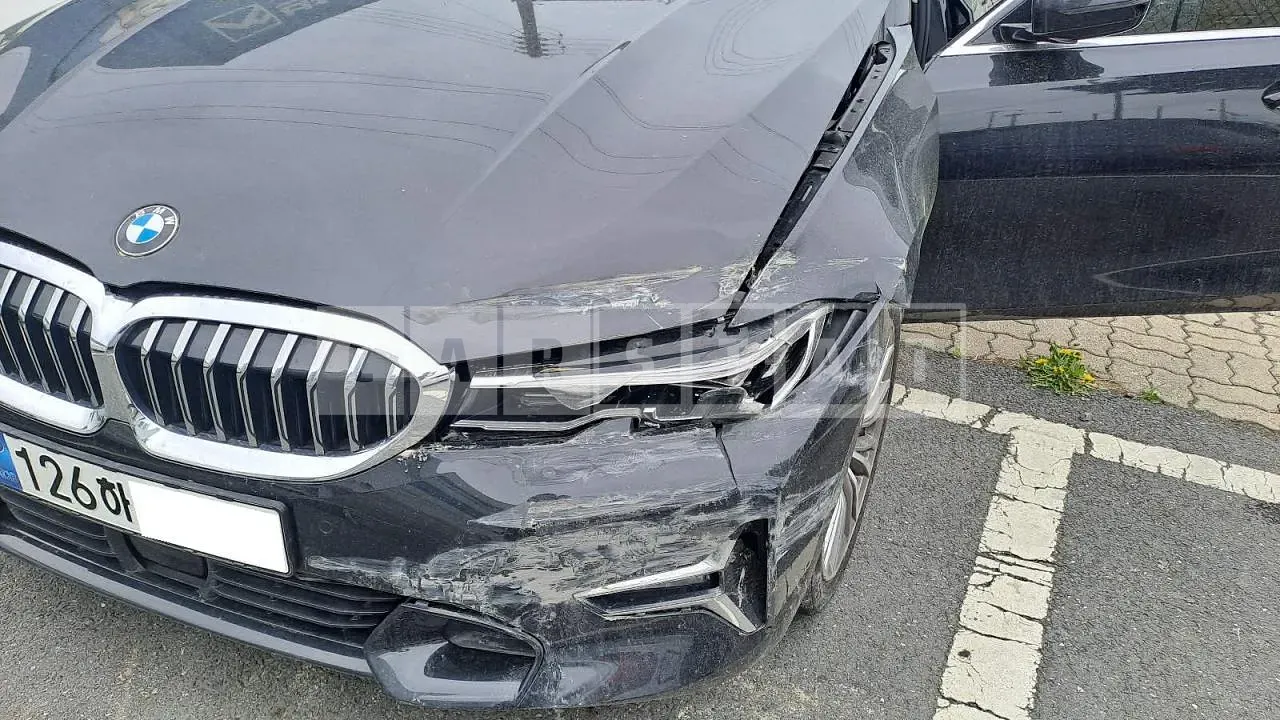 Photo 2 of 19: 2022 BMW 320i, VIN WBA5X5108NFM95661 — Korean insurance auction