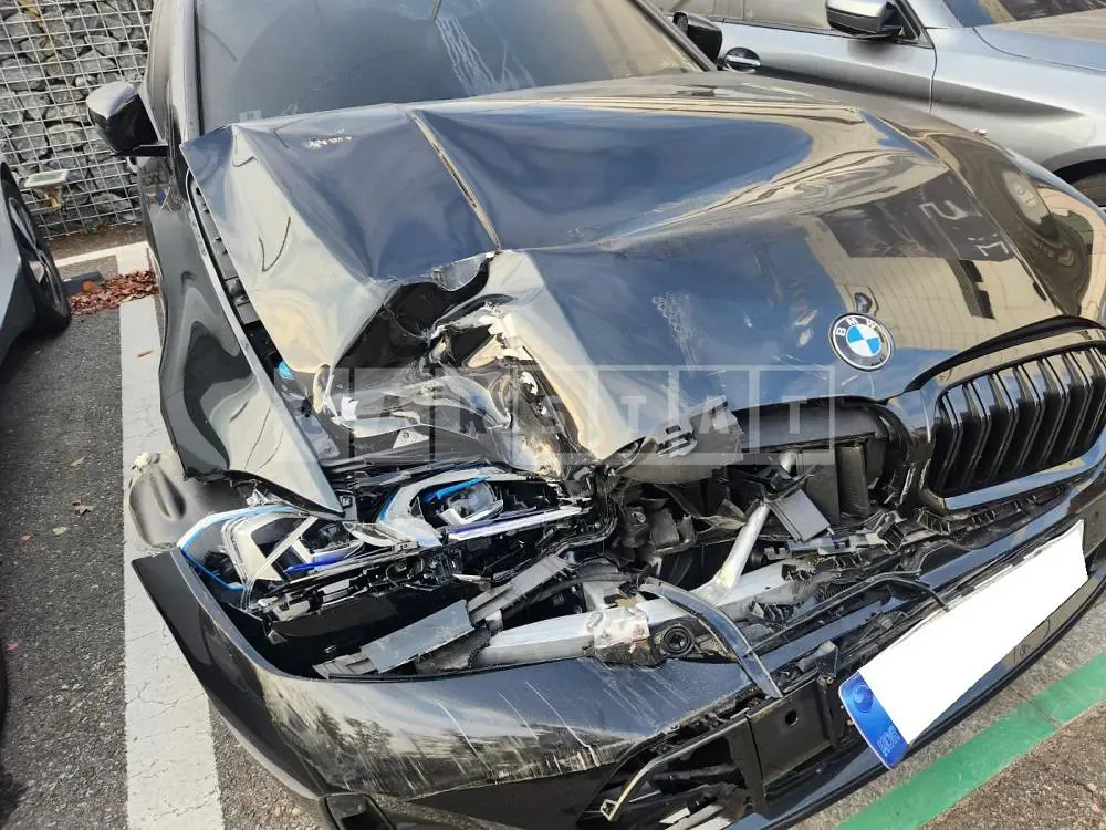 Photo 2 of 11: 2023 BMW 320i, VIN WBA68FS03P8D33372 — Korean insurance auction