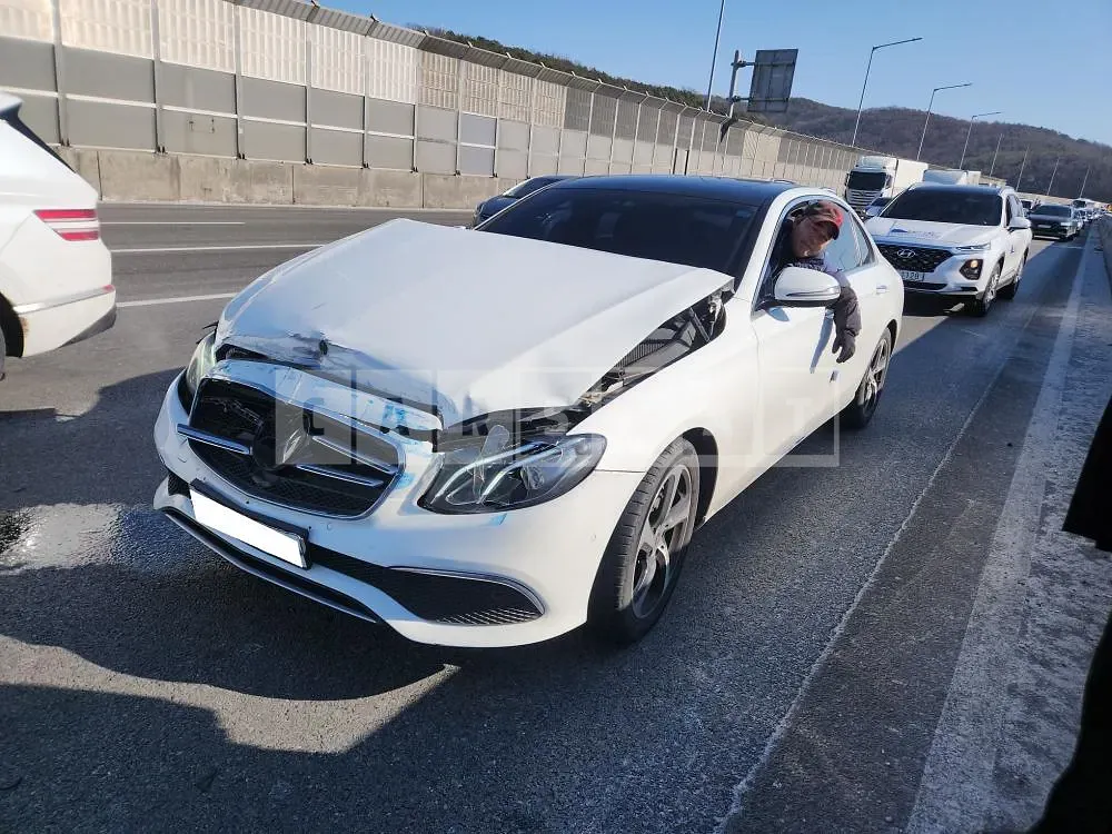 Photo 2 of 19: 2019 Mercedes-Benz E250, VIN WDDZF4FB2LA724833 — Korean insurance auction