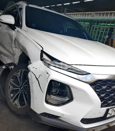 Photo 2 of 16: 2019 Hyundai Santa Fe, VIN KMHS381BBKU097857 — Korean insurance auction