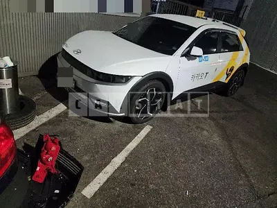 Photo 1 of 38: 2022 Hyundai IONIQ 5, VIN KMHKL81AFNU104928 — Korean insurance auction
