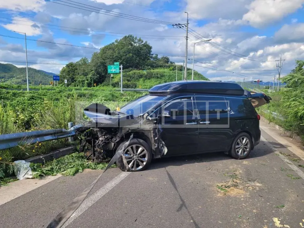 Photo 2 of 17: 2018 Kia Carnival High Limousine, VIN KNAMC81ABJS412313 — Korean insurance auction