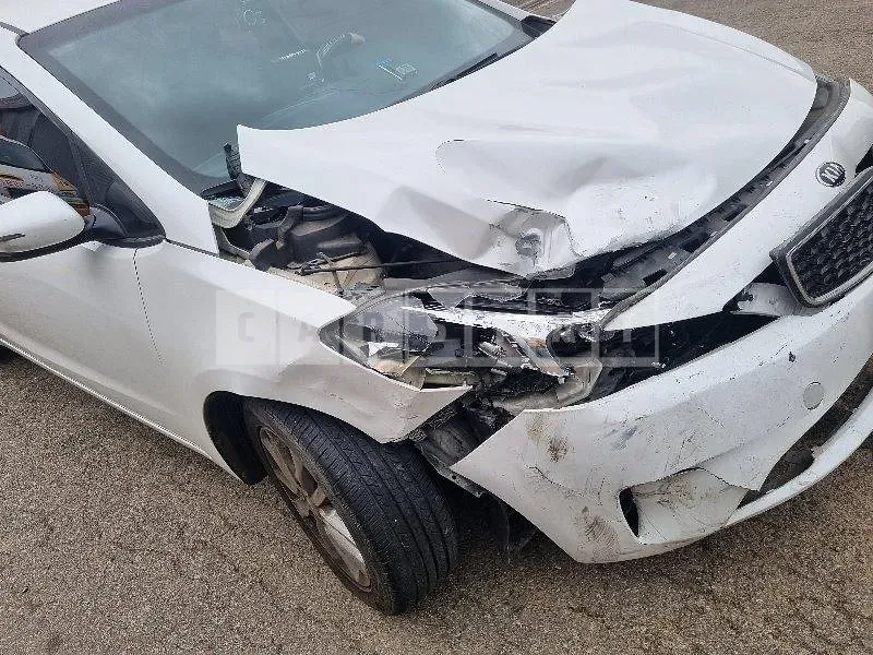 Photo 2 of 4: 2016 Kia K3 1.6, VIN KNAFJ412BGA635185 — Korean insurance auction