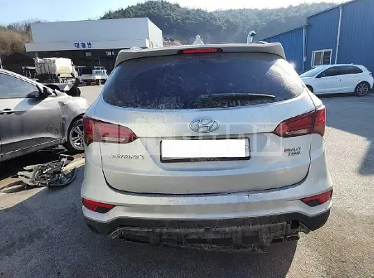Photo 2 of 9: 2016 Hyundai Santa Fe, VIN KMHSW81UDGU684928 — Korean insurance auction