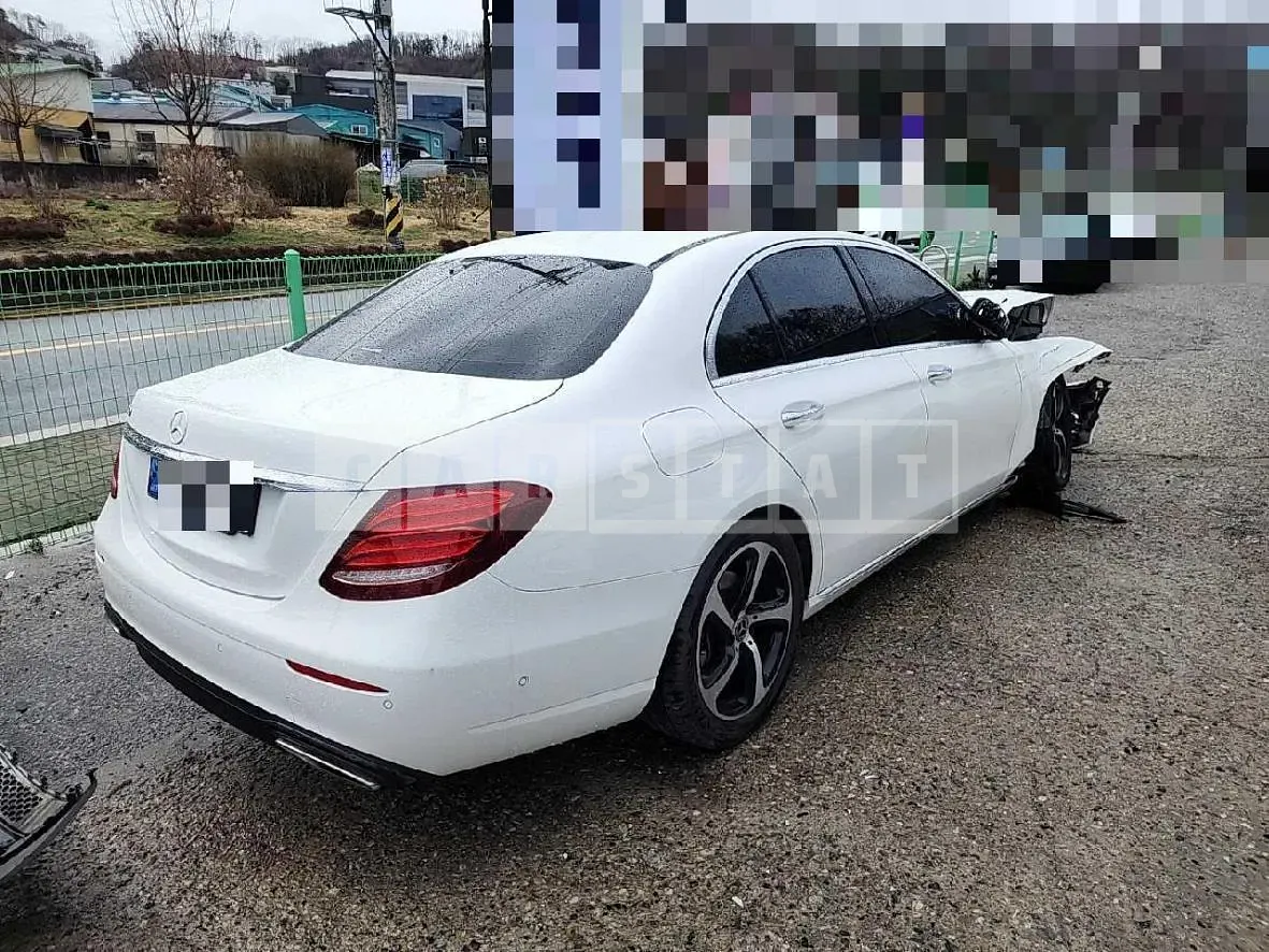 Photo 2 of 18: 2019 Mercedes-Benz E250, VIN WDDZF4FB2LA722094 — Korean insurance auction