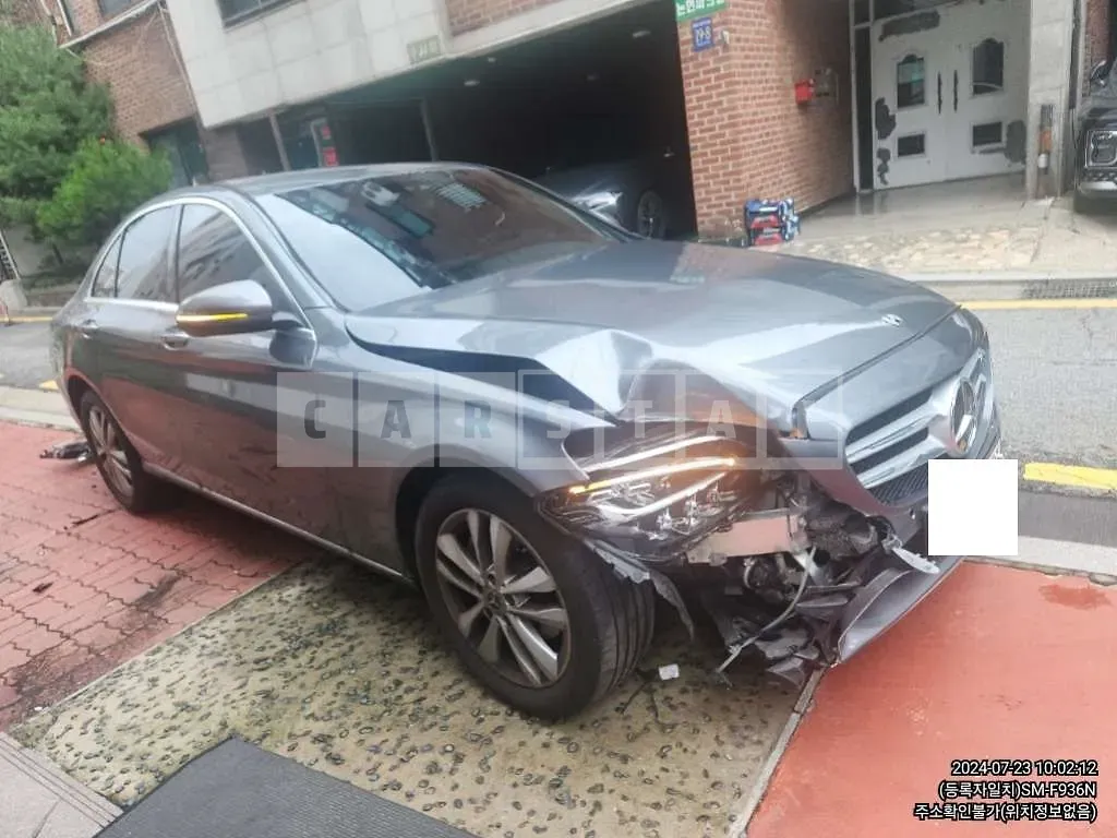 Photo 2 of 27: 2020 Mercedes-Benz C200 — Korean insurance auction