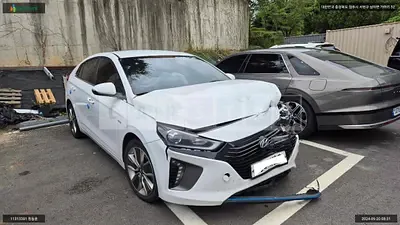 Photo 1 of 22: 2017 Hyundai IONIQ Hybrid, VIN KMHC851CGHU039435 — Korean insurance auction