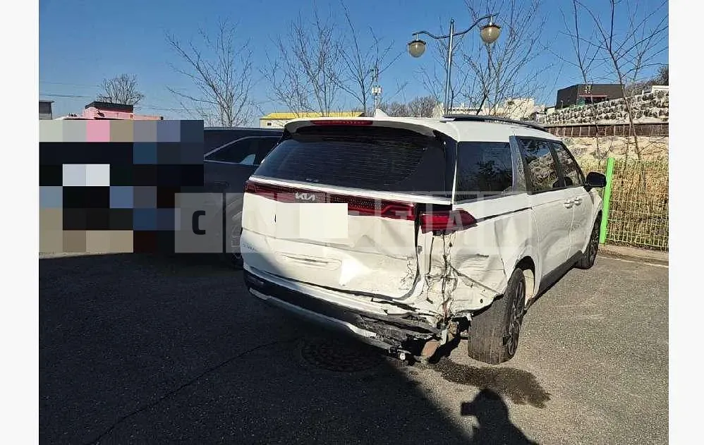 Photo 2 of 16: 2023 Kia Carnivals — Korean insurance auction