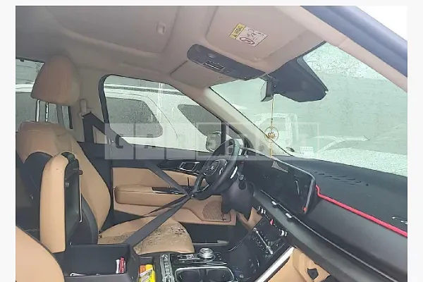 Photo 2 of 3: 2021 Kia Carnival, VIN KNANE81BBMS033365 — Korean insurance auction
