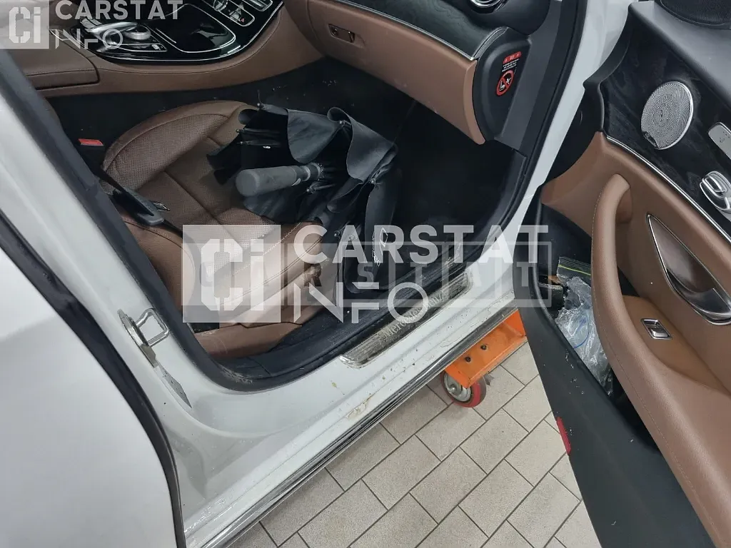 Photo 2 of 24: 2018 Mercedes-Benz Subsubbenz E300 4Matic — Korean insurance auction