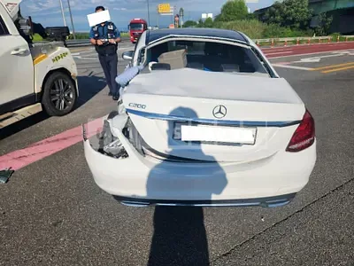 Photo 1 of 13: 2016 Mercedes-Benz C200, VIN WDDWF4CB2GF394918 — Korean insurance auction